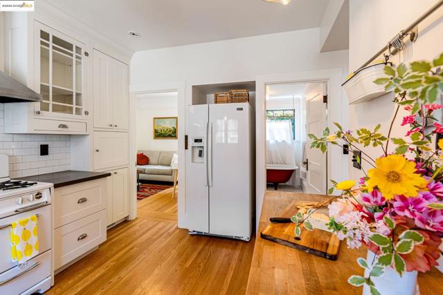 6108 Hillegass Ave, Oakland CA: https://media.crmls.org/mediaz/dbd5e48f-1e74-4c64-969f-68ed832a26ad.jpg