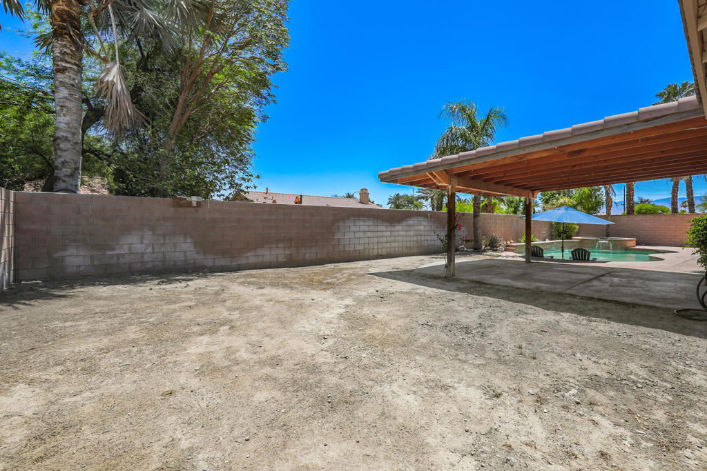 https://media.crmls.org/mediaz/dbd5fc52-44c1-4e1d-b420-752de08d3474.jpg?preset=X-Large