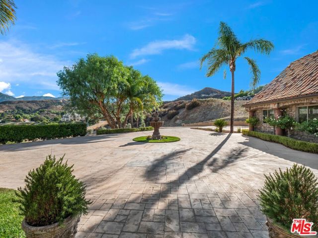 27023 Rolling Hills Avenue, Canyon Country CA: https://media.crmls.org/mediaz/dbd61d08-b095-4081-893b-c6cdd8305942.jpg