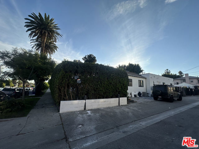 643 N Vista St, Los Angeles CA: https://media.crmls.org/mediaz/dbd7d43b-7325-444e-ab6b-2679c7af4bde.jpg