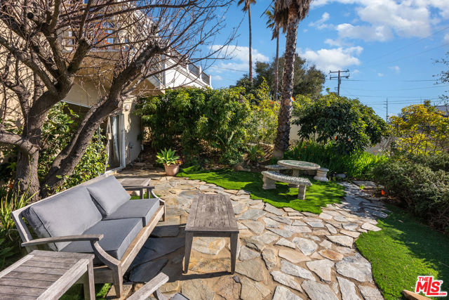 4350 Hillview Drive, Malibu CA: https://media.crmls.org/mediaz/dbd7ef80-39f4-4078-a3f6-a55b5b19081d.jpg