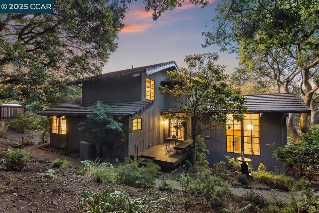 357 El Toyonal, Orinda CA: https://media.crmls.org/mediaz/dbd8a30a-5f63-4554-8731-ee08a87164d3.jpg