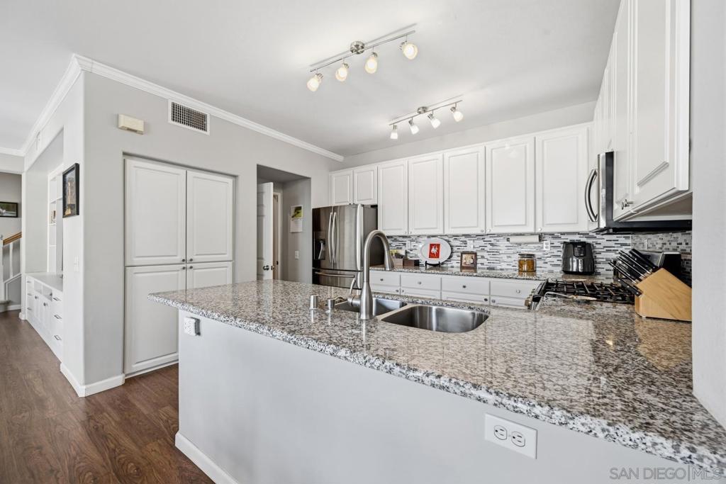 9633 Canyon Ter - photo 6