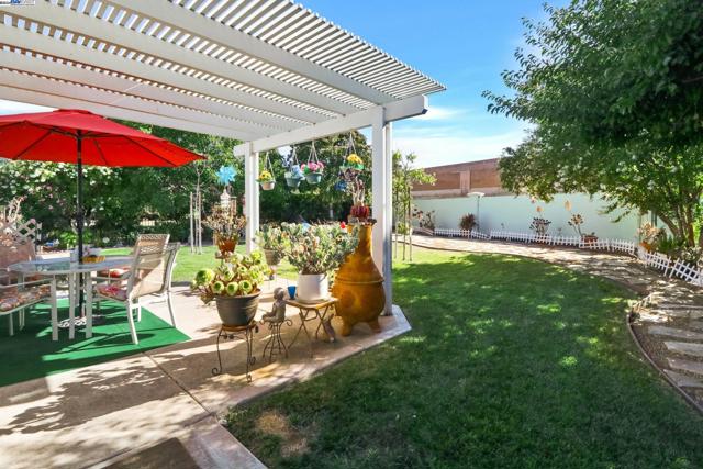 337 Upton Pyne Dr, Brentwood CA: https://media.crmls.org/mediaz/dbd91a5a-68e8-403a-aec7-f480034a418a.jpg