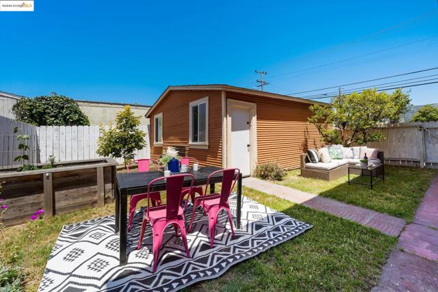 1547 68Th Ave, Oakland CA: https://media.crmls.org/mediaz/dbd937d1-e0fe-4e08-8e44-e571759fe35a.jpg