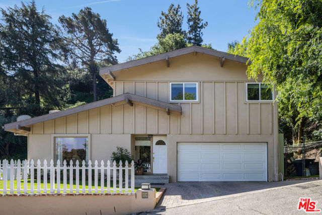 3735 Montuso Place, Encino CA: https://media.crmls.org/mediaz/dbd9e6db-66c4-47e7-8d65-0865ef9f57f8.jpg