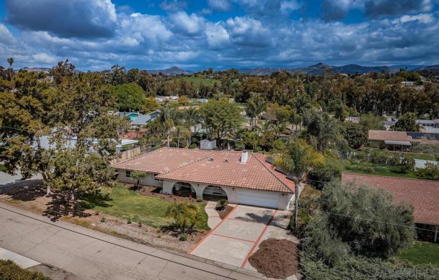 1654 Palomino Ln, Escondido CA: https://media.crmls.org/mediaz/dbda53cc-33e4-4171-915a-bd8fa43c4ccb.jpg