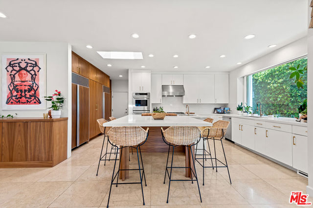 10424 Valley Spring Lane, Toluca Lake CA: https://media.crmls.org/mediaz/dbdbe78f-fe46-4404-8909-cb472e41206f.jpg