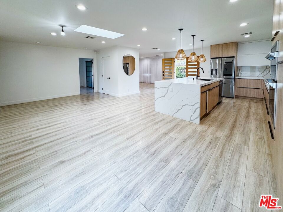https://media.crmls.org/mediaz/dbdce4ff-9926-41f9-a206-6a17f9e91b0b.jpg?preset=X-Large