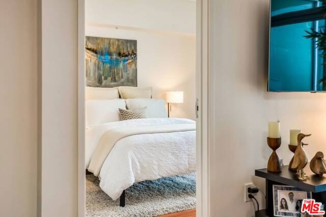 13700 Marina Pointe Drive, Venice CA: https://media.crmls.org/mediaz/dbddec63-6cec-44c8-a30c-7a2d12a32d59.jpg