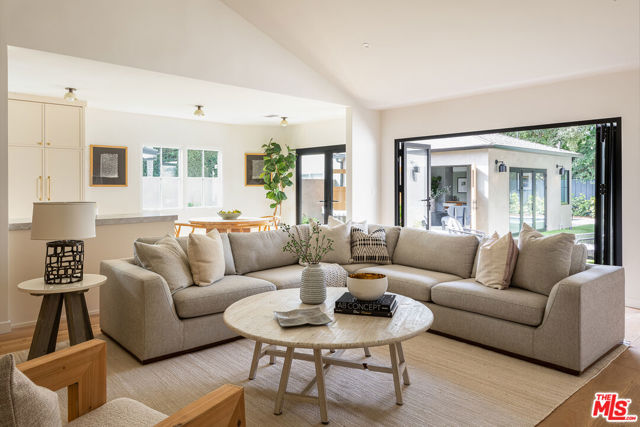 12227 La Maida Street, Valley Village CA: https://media.crmls.org/mediaz/dbde0292-407c-4d71-b6f8-a6eb96fa47ae.jpg