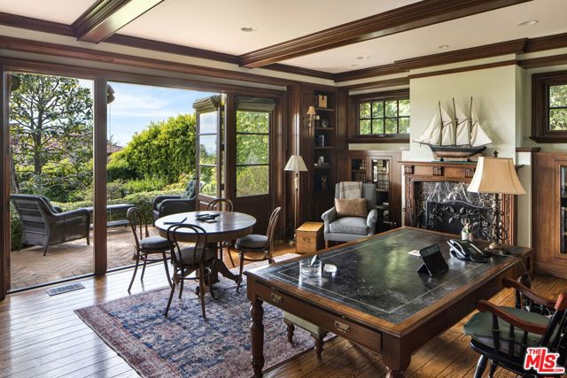 1667 Amalfi Drive, Pacific Palisades CA: https://media.crmls.org/mediaz/dbde4349-1e08-4ed5-9f8f-1752d9ca2ea8.jpg