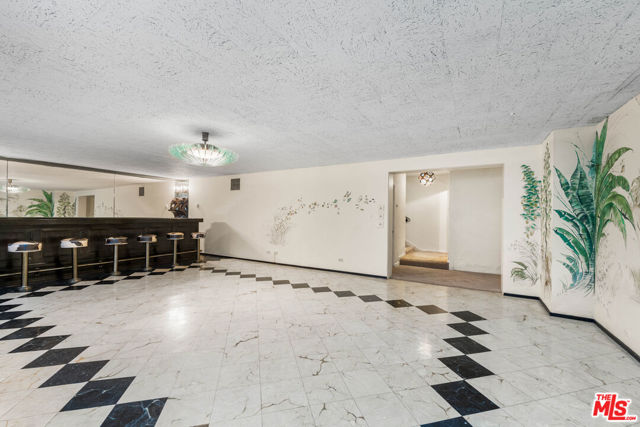 191 S Hudson Avenue, Los Angeles CA: https://media.crmls.org/mediaz/dbde930b-46fd-47c8-af66-b68f4b744af7.jpg