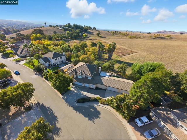 1975 Holly Creek Pl, Concord CA: https://media.crmls.org/mediaz/dbdebdf2-c688-42f4-bf5b-5ca7da319e05.jpg