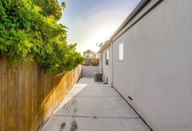 4471 Rolando Blvd, San Diego CA: https://media.crmls.org/mediaz/dbdecbee-55ea-4a70-a2b2-eb60e947c076.jpg