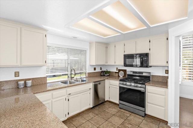 2208 Terracewood Ln, Escondido CA: https://media.crmls.org/mediaz/dbdf4f53-9bc0-4e8f-a027-64c7e12c7484.jpg