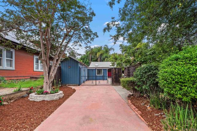 433 E 6Th Ave, Escondido CA: https://media.crmls.org/mediaz/dbdf8e32-d6d4-45a0-8488-8b788c5e6e63.jpg