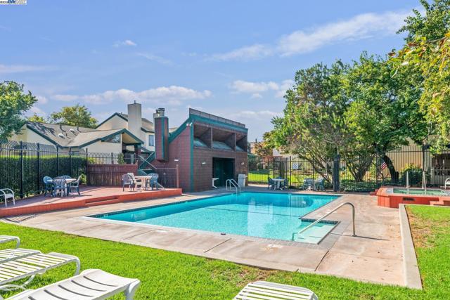 101 Carob Ln, Alameda CA: https://media.crmls.org/mediaz/dbe16885-b1d7-4070-9380-113f4ab3931e.jpg