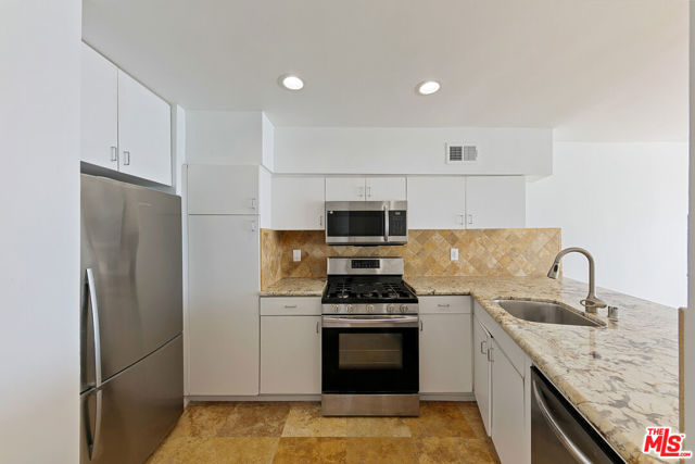 20438 Pacific Coast Highway, Malibu CA: https://media.crmls.org/mediaz/dbe17ac0-7a1c-4abc-bcaa-7a260a716595.jpg