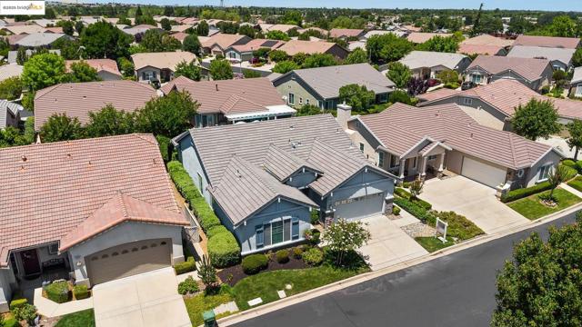 551 Quindell Way, Brentwood CA: https://media.crmls.org/mediaz/dbe2397c-33cd-46ae-8e84-e21a52738f1c.jpg