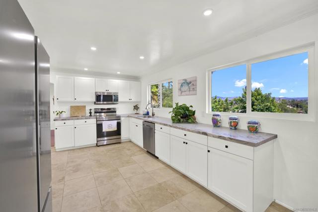 460 Rancho La Mirada Ln, Escondido CA: https://media.crmls.org/mediaz/dbe304ab-d331-4aed-ac25-3bb202d15535.jpg