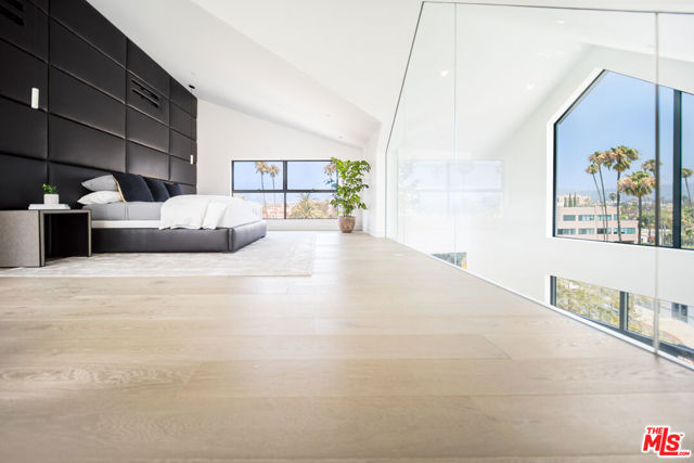 8600 Wilshire Boulevard, Beverly Hills CA: https://media.crmls.org/mediaz/dbe369e1-4a57-4ec8-8b7d-6887c20eb966.jpg
