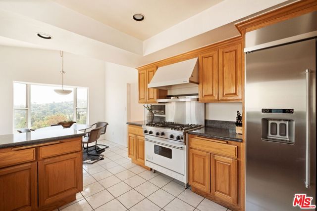 21694 Yucatan Avenue, Woodland Hills CA: https://media.crmls.org/mediaz/dbe4d523-b574-4f9a-a638-ffa8266090a9.jpg