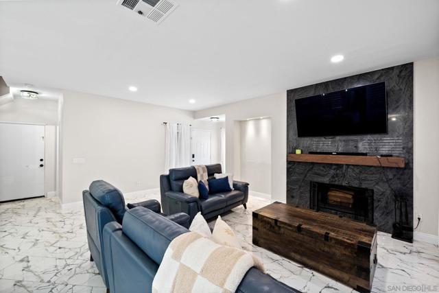 3585 Acacia St, San Diego CA: https://media.crmls.org/mediaz/dbe4d911-0ce0-4230-90ae-8ecb5dacd24c.jpg