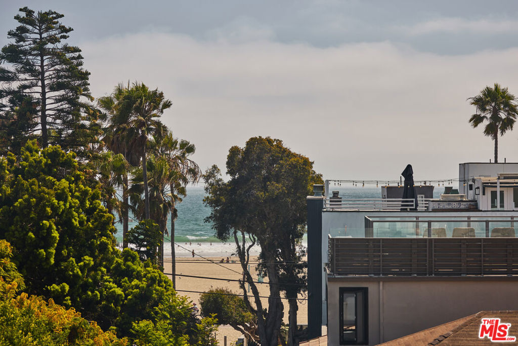https://media.crmls.org/mediaz/dbe57e47-c0d5-42d5-943f-0f3e00087b67.jpg?preset=X-Large
