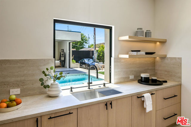 2115 Walnut Avenue, Venice CA: https://media.crmls.org/mediaz/dbe5d8c3-baae-4169-b295-be29bebbfe17.jpg