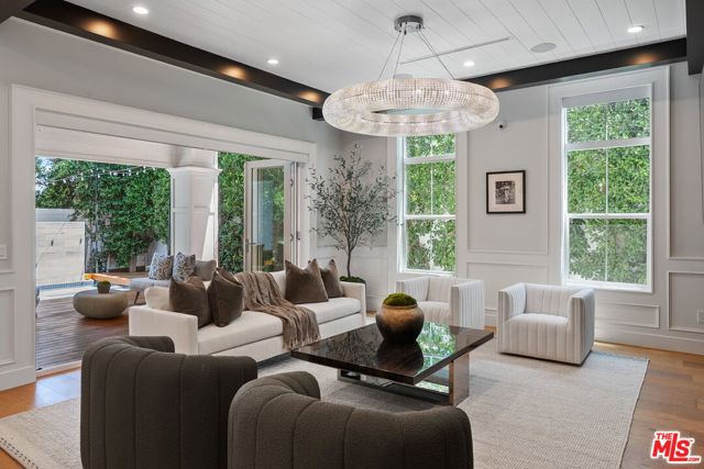 18057 Valley Vista Boulevard, Encino CA: https://media.crmls.org/mediaz/dbe5ee61-a125-4147-a58e-98149ab6ebd9.jpg