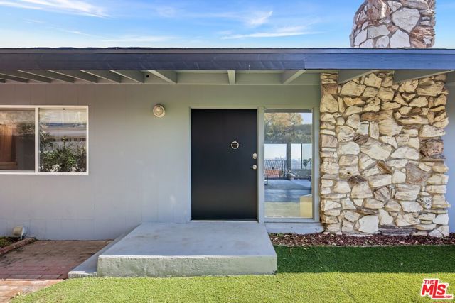 9432 Sierra Mar Place, Los Angeles CA: https://media.crmls.org/mediaz/dbe6736d-ac35-42aa-88f4-a0944ff1412c.jpg
