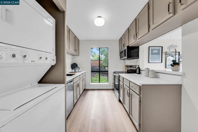 16411 Saratoga St, San Leandro CA: https://media.crmls.org/mediaz/dbe7d6b4-9d19-4485-beba-521b9b66c3a3.jpg