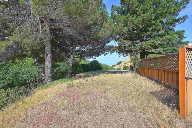 28111 Ziele Creek Dr, Hayward CA: https://media.crmls.org/mediaz/dbe91ff7-9ce5-4eed-ba5d-9ef2ff0d66b4.jpg