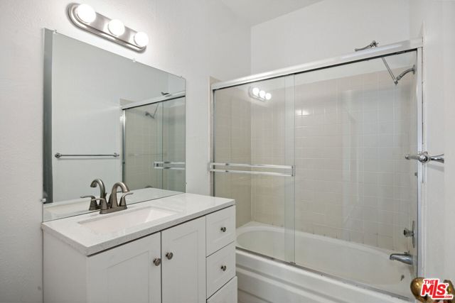 1440 Veteran Avenue, Los Angeles CA: https://media.crmls.org/mediaz/dbe9628b-3548-401b-bf17-4ee3d7277bac.jpg