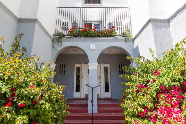 181 S Sycamore Avenue, Los Angeles CA: https://media.crmls.org/mediaz/dbe9661f-df41-40c5-8adf-7c5627baf905.jpg