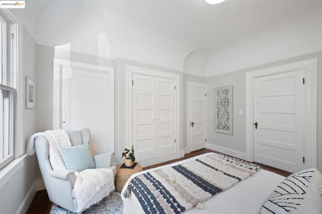 1042 Santa Clara Ave, Alameda CA: https://media.crmls.org/mediaz/dbe98d9e-065f-4e5b-ad58-64718d78389a.jpg