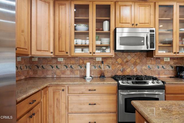 142 Poinsettia Gardens Drive, Ventura CA: https://media.crmls.org/mediaz/dbe9909b-d965-4189-9013-2d4a4dc93667.jpg