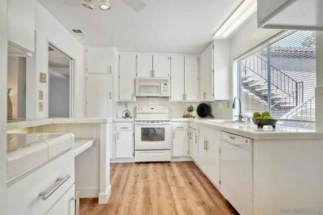 17438 Plaza Otonal, San Diego CA: https://media.crmls.org/mediaz/dbea02c7-ea37-47c3-8c84-f04ff34a2246.jpg