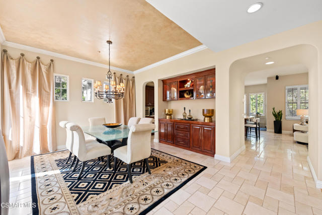 1008 N Country Club Drive, Simi Valley CA: https://media.crmls.org/mediaz/dbeb73dd-502b-476c-9730-2662bf864857.jpg
