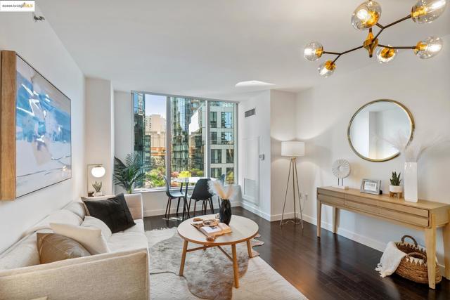 333 MAIN, San Francisco CA: https://media.crmls.org/mediaz/dbeb8432-b175-4812-a61a-a9f800f2089a.jpg