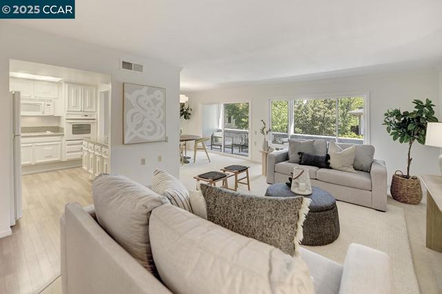 1224 Singingwood Ct, Walnut Creek CA: https://media.crmls.org/mediaz/dbec3a62-ef53-42dd-892c-013e700adbe8.jpg