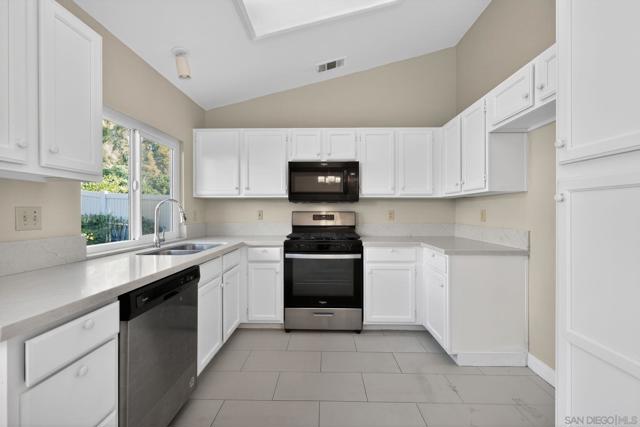 31850 Via Barraza, Temecula CA: https://media.crmls.org/mediaz/dbec8b28-6d49-47ee-ba54-09d220c06f62.jpg