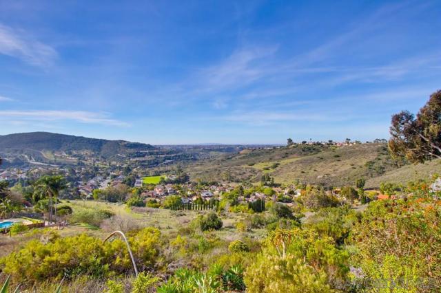 12835 Via Caballo Rojo, San Diego CA: https://media.crmls.org/mediaz/dbecbde6-997f-4229-b449-936313277d78.jpg