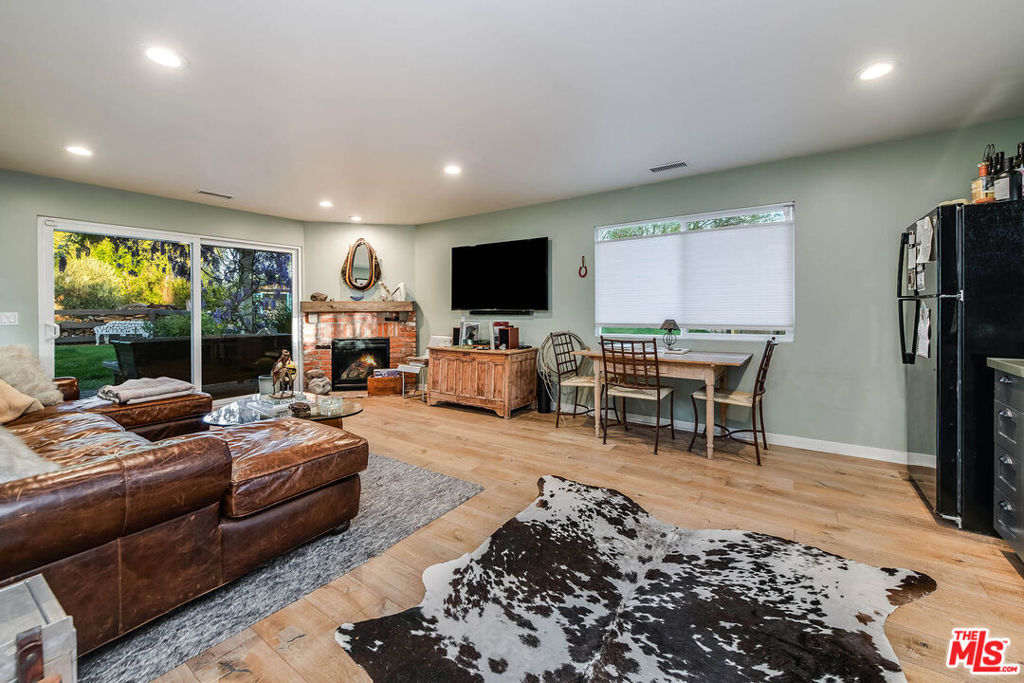https://media.crmls.org/mediaz/dbefc6d6-475b-4330-a187-e84c08e71ce4.jpg?preset=X-Large