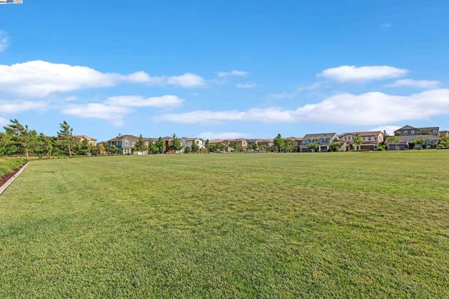 2222 Davie Pl, Tracy CA: https://media.crmls.org/mediaz/dbf0e9ad-53c9-411f-89b4-ff3f98944900.jpg