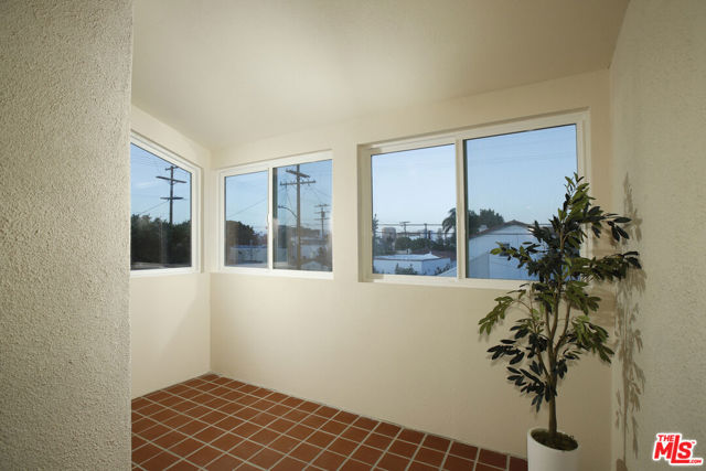426 S Swall Drive, Beverly Hills CA: https://media.crmls.org/mediaz/dbf1082e-0657-4661-b9cf-8adef0b542ef.jpg