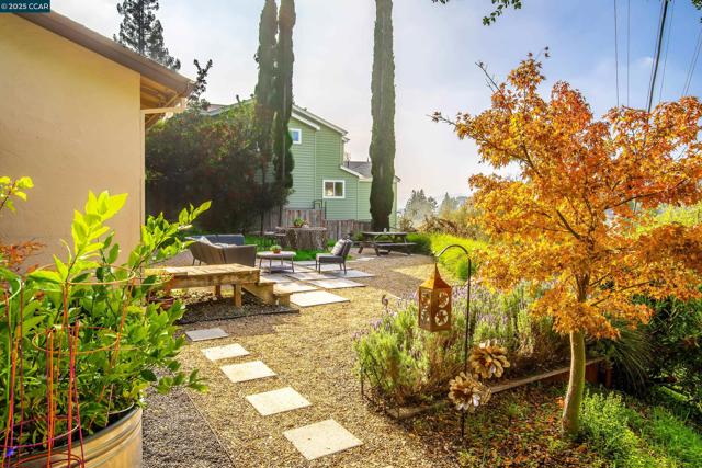 1085 Oak Hill Road #D, Lafayette CA: https://media.crmls.org/mediaz/dbf10f9e-fb35-4150-bab7-7a16b4fd2ed8.jpg