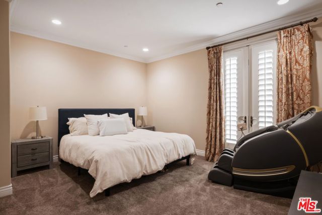 132 S Crescent Drive, Beverly Hills CA: https://media.crmls.org/mediaz/dbf224c5-e60b-43d3-b861-35bd0490bd0c.jpg