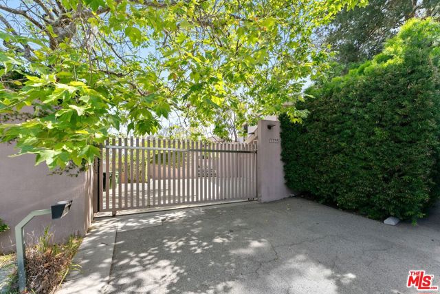 13335 Mulholland Drive photo 2